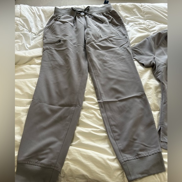 Jaanuu scrub set, xsp joggers and xs petite top. - Picture 3 of 5